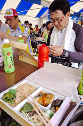 参加者に好評の「ツール・ド・ちば」特製弁当＝大多喜町