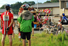 エイドステーションで山車に見入る参加者＝南房総市
