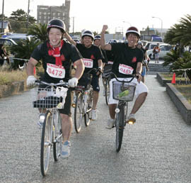 ３４５キロを走破し笑顔を見せる参加者