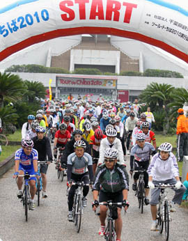 第１日蓮沼海浜公園を出発する参加者ら＝９日朝、山武市