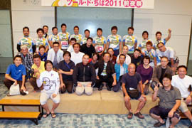 がんばりましょうと気勢をあげるツール・ド・ちば参加者ら＝８日夜、山武市の蓮沼ガーデンハウスマリーノ