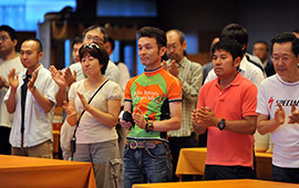 約１００人が参加、完走を誓い合ったツール・ド・ちば２０１２前夜祭＝５日午後、サンライズ九十九里