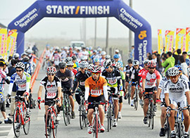 第１日のゴール成田市を目指してスタートする参加者＝６日午前、九十九里町の不動堂海岸