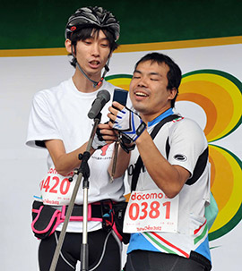 宣誓をする藤田さん（左）、八木さん