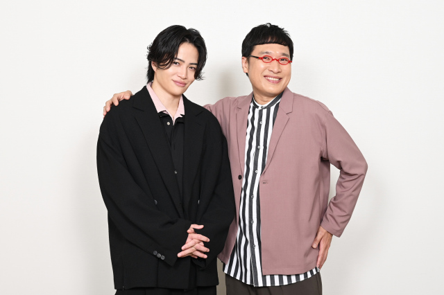 『撮るぞ!ばぁちゃんに任せとけ』に出演する(左から)菊池風磨、山里亮太(C)テレビ朝日