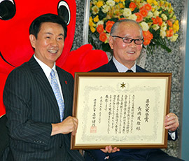 森田健作知事(左)から県民栄誉賞の表彰状を手渡された長嶋茂雄氏=31日午後、千葉市中央区の県庁
