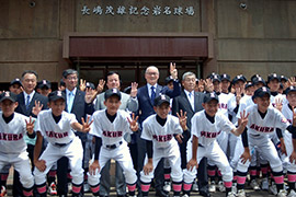 自らの名を冠した球場プレートの除幕後に、後輩の佐倉高校野球部員らとともに、現役時代の背番号にちなみ指で「3」を示す長嶋氏(2列目左から4人目)