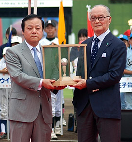 蕨市長(左)から市民栄誉賞の記念品「銀のボール」を受け取る長嶋氏=12日午後、佐倉市岩名の長嶋茂雄記念岩名球場