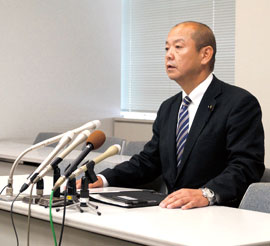 身の潔白を主張する小路県議＝１０日、千葉市中央区の県庁
