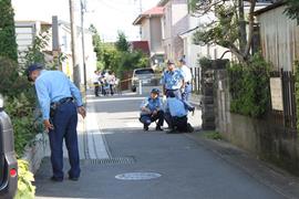 延べ千人を動員して行われた弾の捜索。発射された弾は1発が犬の体内から、10発が路上などで見つかった。最も遠いもので現場から390メートル離れた路上で見つかった=9月14日、松戸市稔台