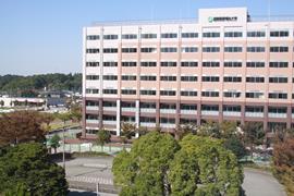 来年4月に国際医療福祉大が開設する看護学部と保健医療学部の校舎(右)。手前の更地に医学部校舎が新設される予定=成田市公津の杜
