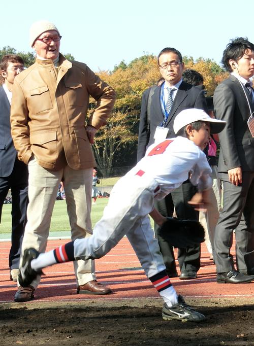 子どもたちに助言しながら練習風景を見て回る長嶋さん=昨年11月、佐倉市岩名
