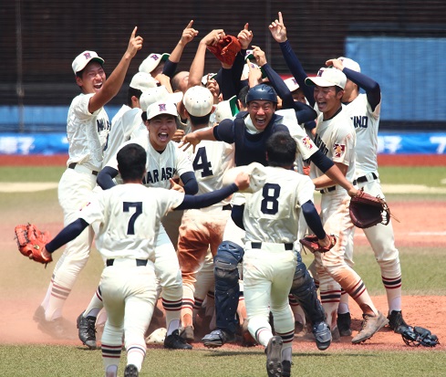 優勝が決まり歓喜する習志野のメンバー＝ZOZOマリンスタジアム