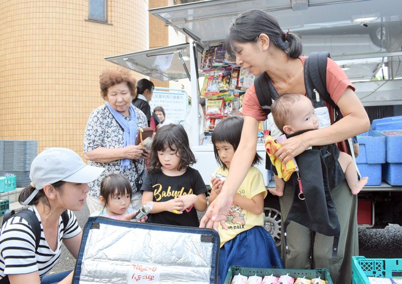 食料品などを求めて移動販売に訪れた市民ら＝１１日午前１１時５５分ごろ、千葉市中央区