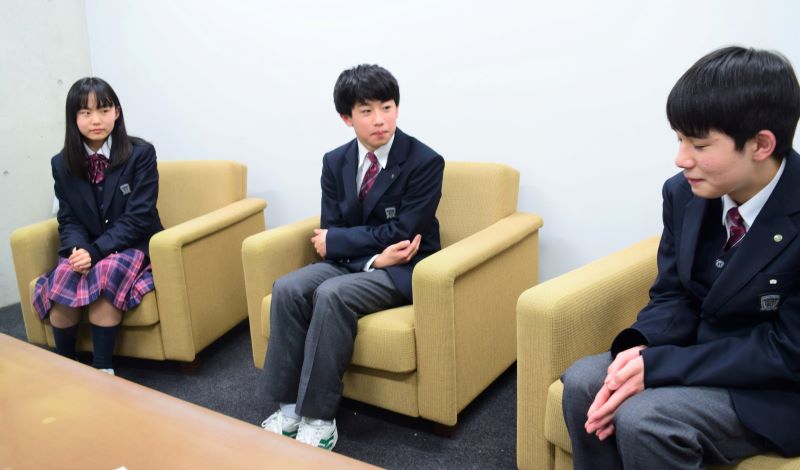 学校の自慢について話す（左から）和田さん、阿部さん、山口さん＝市川市