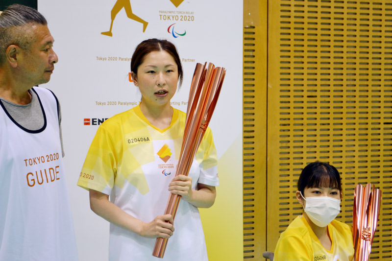 聖火ランナーを務めた渡辺紫帆さん(中央)