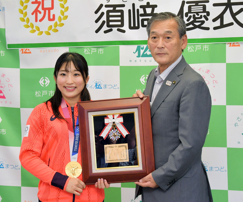 金メダルを獲得し、本郷谷市長から市民栄誉賞を贈られた須崎選手（左）＝松戸市