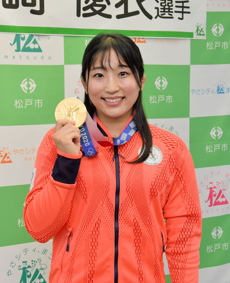 金メダル獲得を地元の松戸市役所で報告した須崎選手＝松戸市