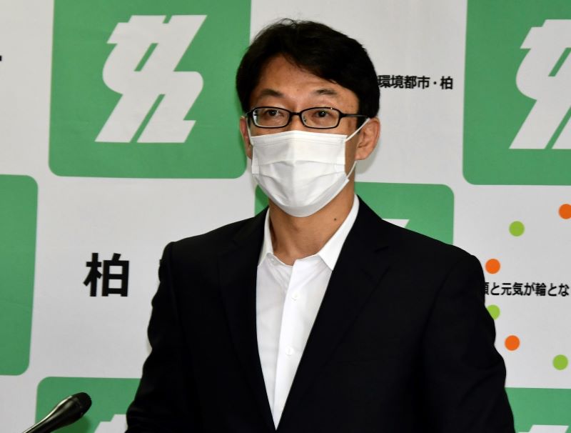４選不出馬を表明する秋山市長＝３０日、柏市