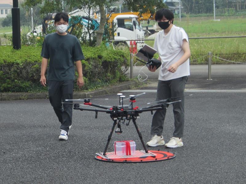 ドローンを使った運搬を実演するロビジ職員＝睦沢町