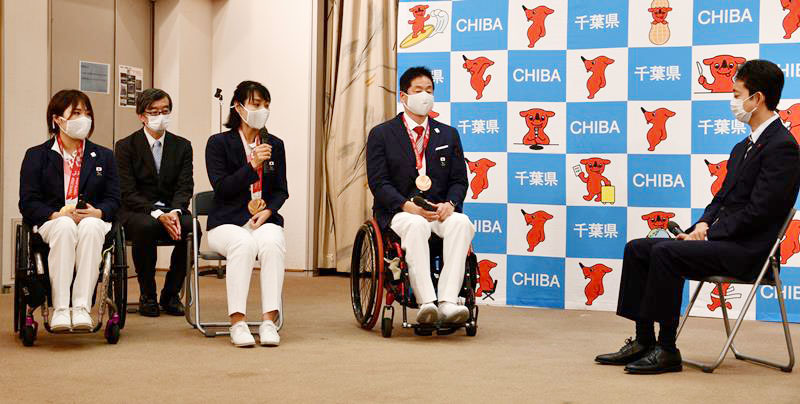 熊谷知事を表敬訪問し、メダル獲得を報告する杉野選手(右から3人目)ら=8日、千葉県庁