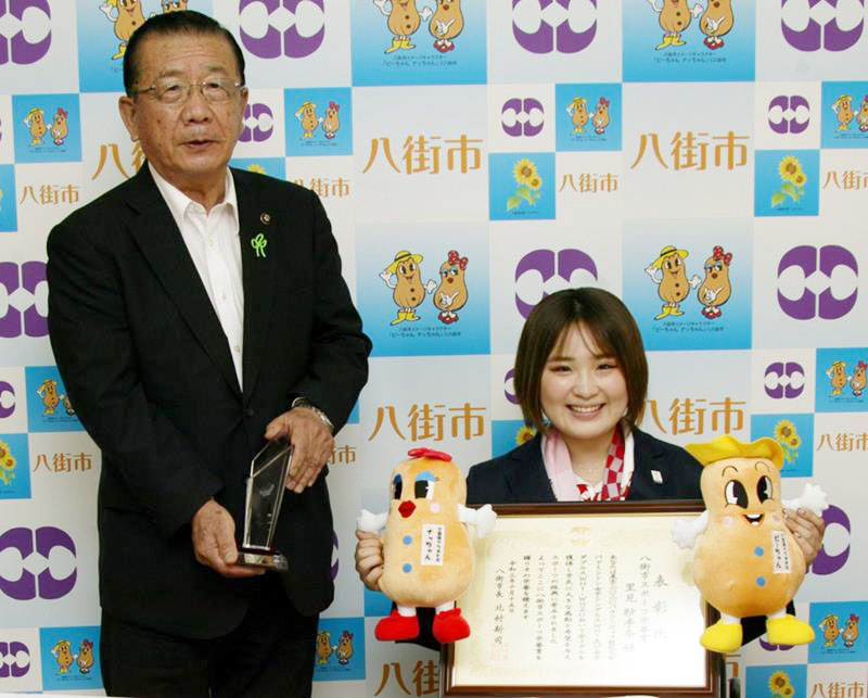 八街市スポーツ栄誉賞を授与された里見選手（右）＝同市役所