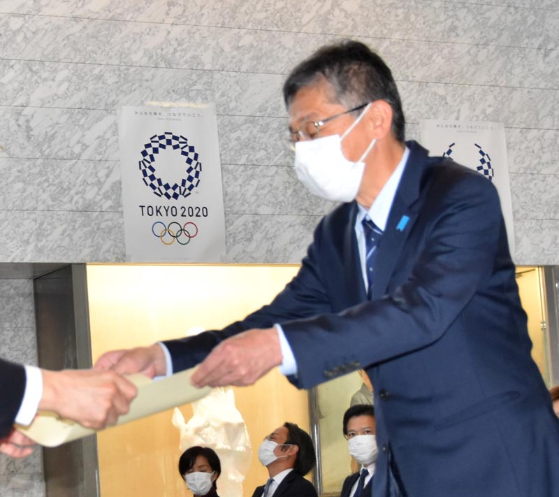 当選証書を受け取る松本氏＝２日、千葉県庁