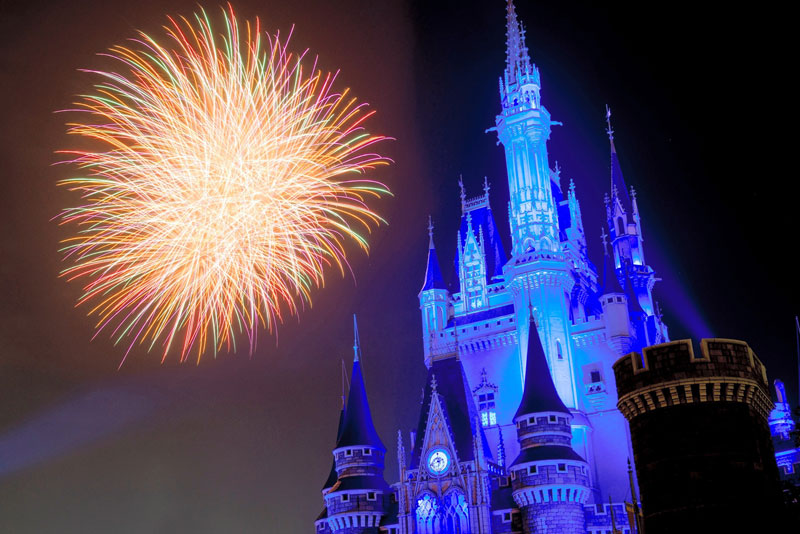 １２月１日に再開する東京ディズニーリゾートの花火「ディズニー・ライト・ザ・ナイト」（（ｃ）Ｄｉｓｎｅｙ）