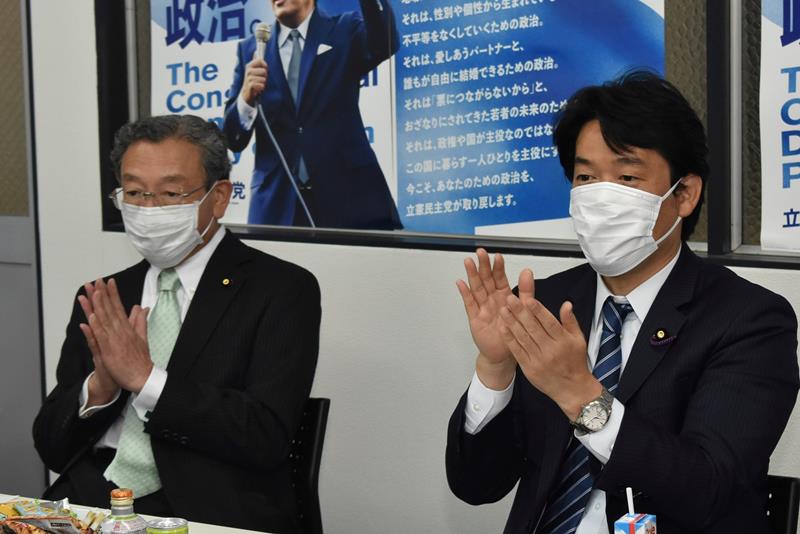 選挙速報を見ながら歓声を上げる立憲民主党千葉県連の長浜博行代表（左）と小西洋之副代表＝３１日、千葉市中央区