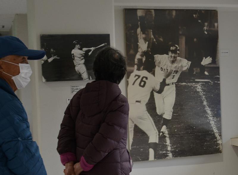 長嶋氏の文化勲章受章を記念した写真展。貴重な写真の数々が展示され、多くの市民らが訪れている＝７日、佐倉市