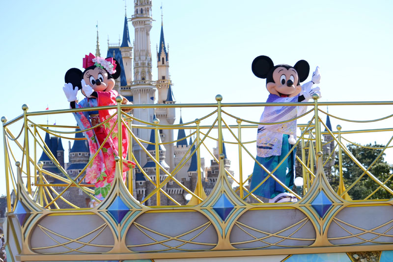 和服姿のミッキーたちが登場し、来園者と一緒に新年の幕開けを祝った＝１日、浦安市の東京ディズニーランド