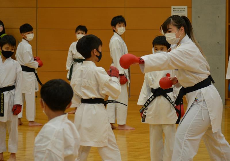 小中学生に空手を指導する植草選手＝１５日、印西市