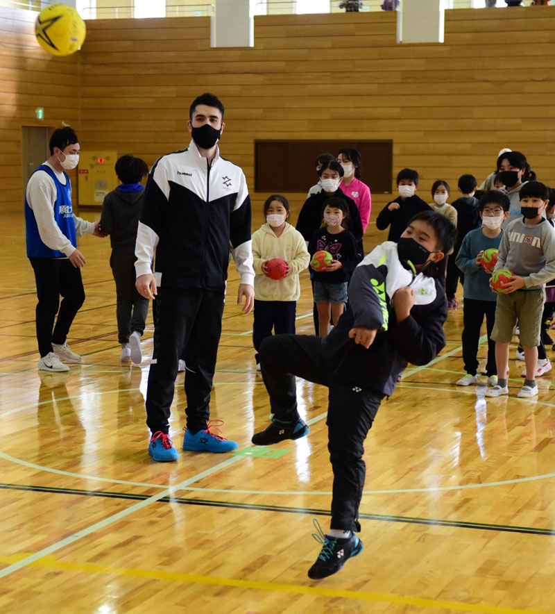 土井選手の指導を受けてシュートに挑戦する子ども＝多古町