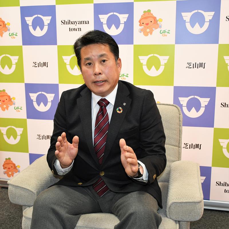インタビューに応じる芝山町の麻生町長＝同町役場