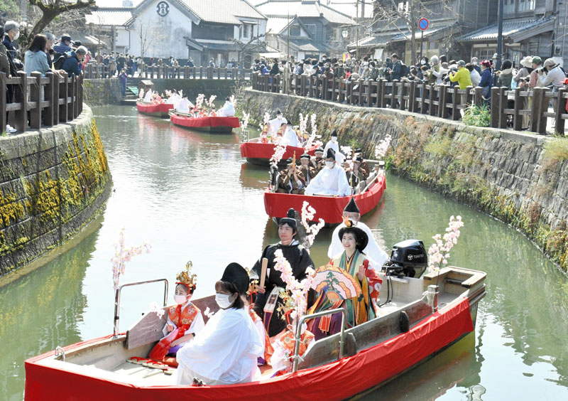 華やかなひな人形姿で小野川をパレードする一行=5日、香取市佐原イ