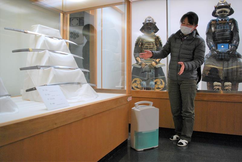 房総半島台風による停電で除湿機が使えなかった当時の状況を振り返る布施慶子さん=2月22日、君津市の久留里城址資料館