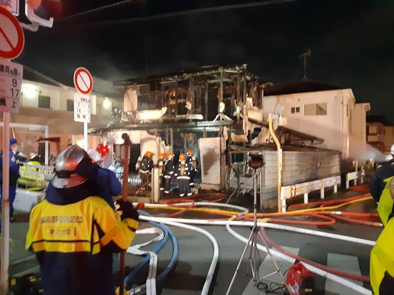 ほぼ全焼した住宅火災の現場＝３日午後８時４０分ごろ、習志野市鷺沼台１