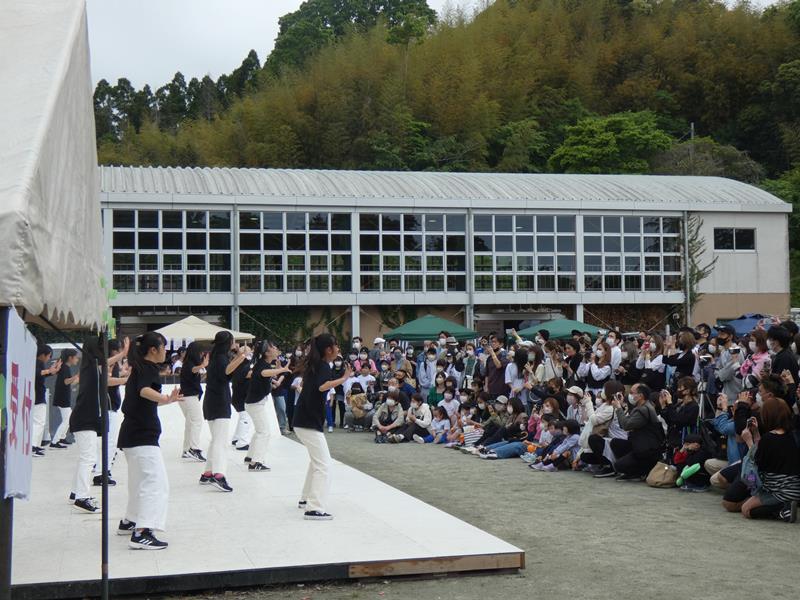 子どもたちのダンスを見守る来場者＝８日、長南町の長南集学校