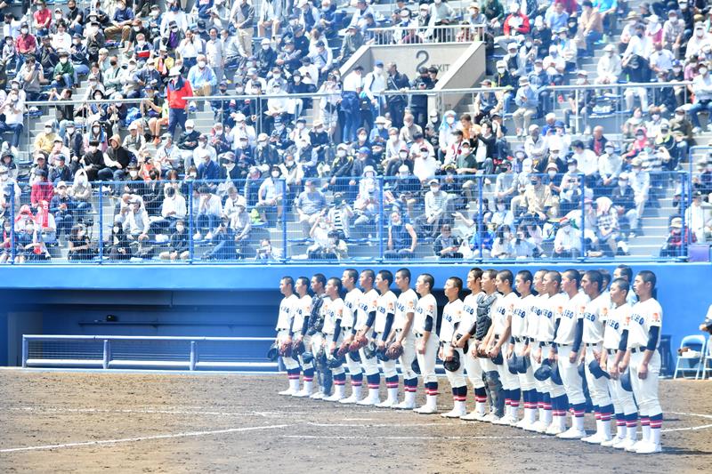 春季千葉県高校野球大会準決勝で木更津総合に勝ち関東大会出場を決め、整列する銚子商ナイン=3日、県総合SC