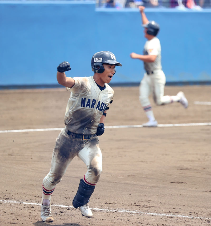 翔凜―習志野　９回裏習志野２死一、三塁、サヨナラ適時打を放ち拳を突き上げる林＝県総合ＳＣ