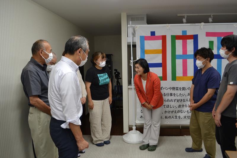 ねぎらいの言葉をかける支持者らに頭を下げた斉藤氏＝１０日午後１０時ごろ、千葉市中央区