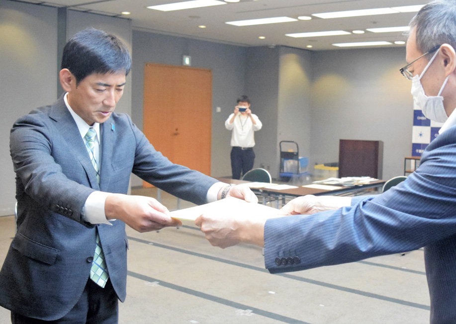 参院選の当選証書を受け取る臼井氏＝１２日、千葉県庁