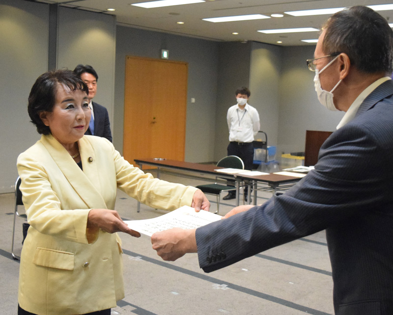 参院選の当選証書を受け取る猪口氏