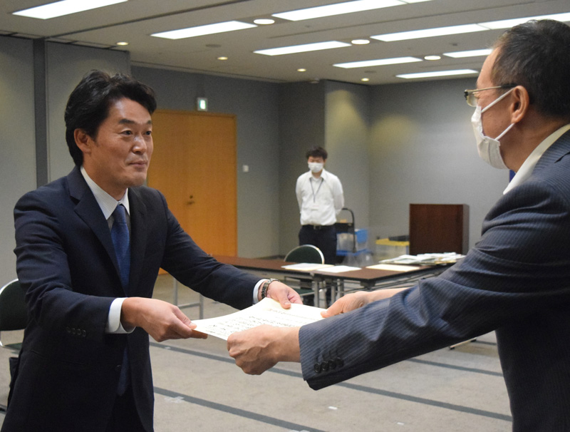 参院選の当選証書を受け取る小西氏