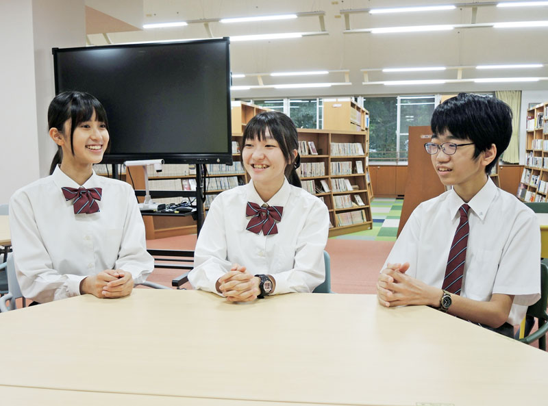 麗澤中学校の魅力について語り合う（左から）畠中さん、河口さん、桑垣さん