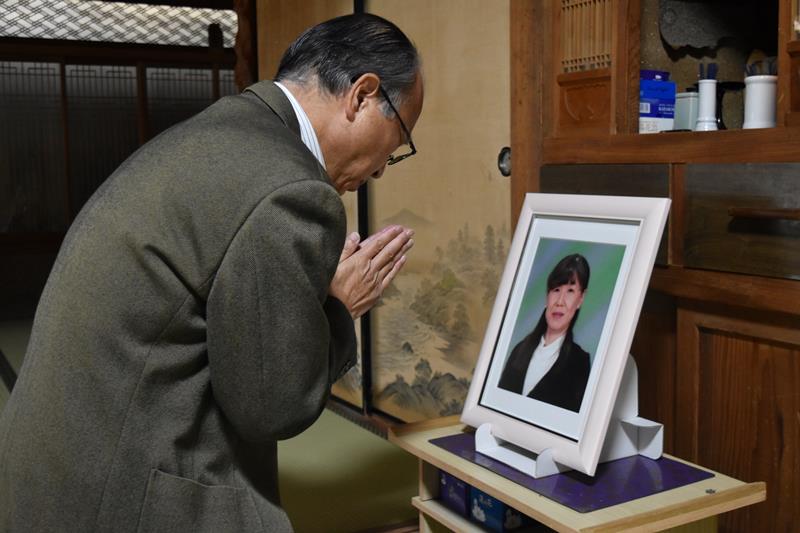 きよ子さんの遺影に手を合わせる吉野さん=市原市
