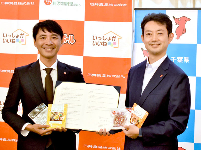 災害時の連携協定を結んだ石井食品の石井社長(左)と熊谷知事=県庁
