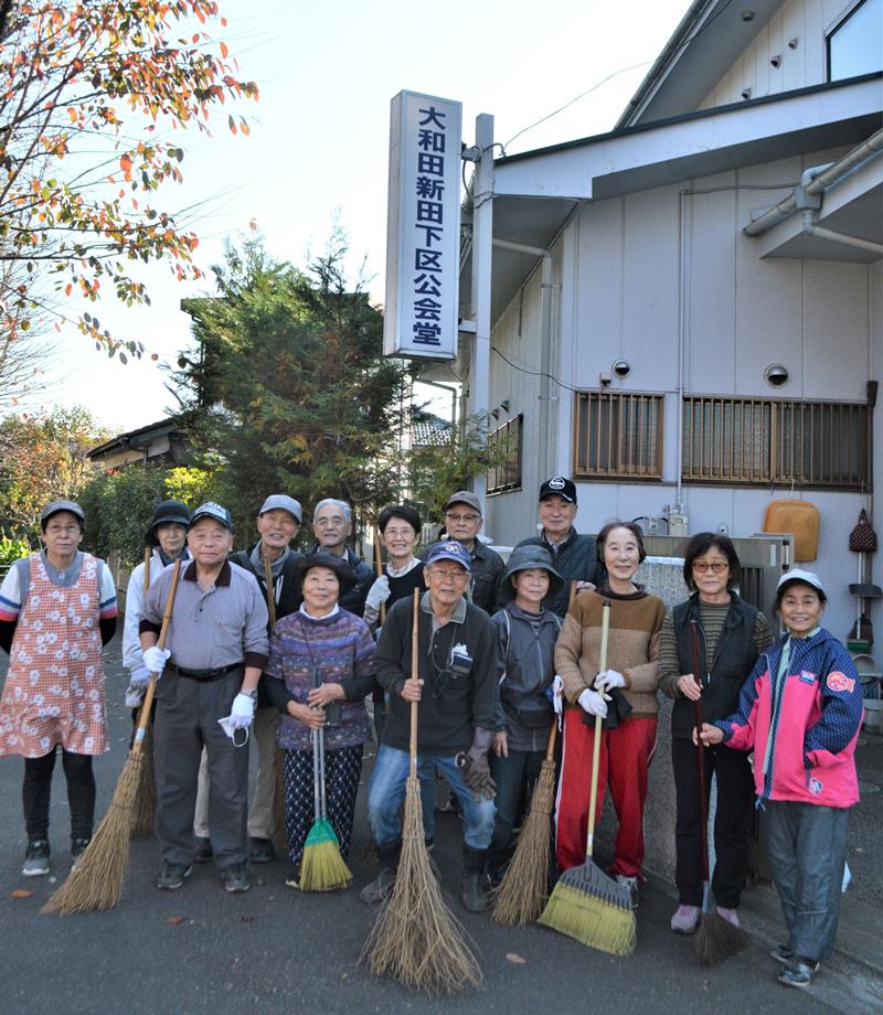 地区住民活動の拠点「大和田新田下区公会堂」に集う「十日会」のメンバー。大和田新田を「大新」と略す呼び方もあるそうだ＝１１月１０日朝、八千代市