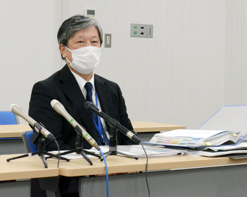 取材に応じる東千葉メディカルセンターの鈴木事務部長=1日、東金市