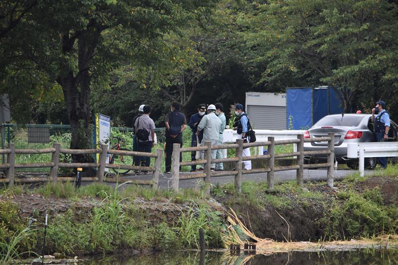 中1の男子生徒が溺れた現場を調べる県警の捜査員ら=9月2日、千葉市中央区生実町